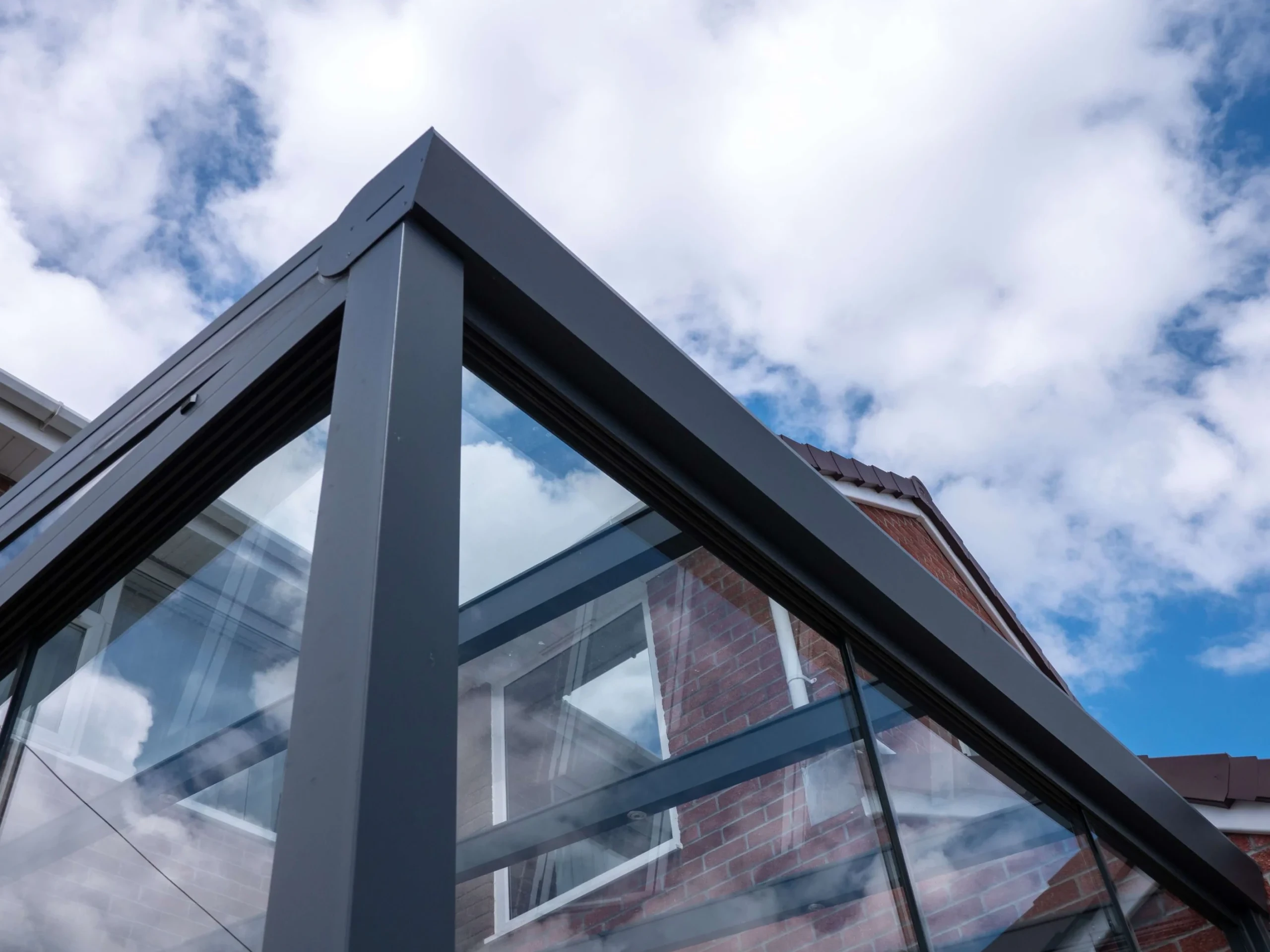 Frame profile of the pro line slim aluminium glass room veranda with lockable glass sliding doors.